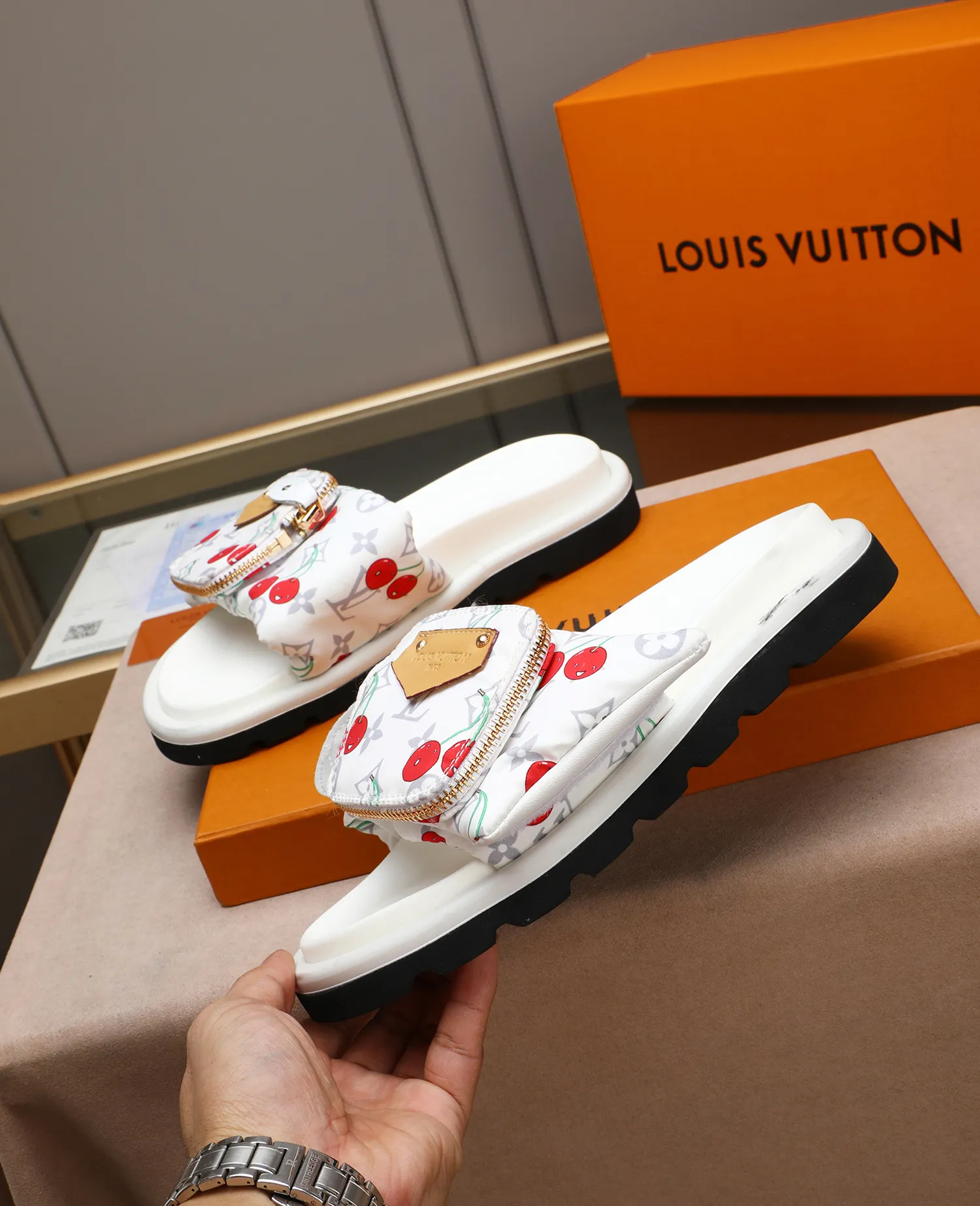 PP400 couple model with drawer box [LOUIS VUITTON] Louis Vuitton, the latest LV official website printed wallet and men's and women's slippers🔥🔥🔥 are now on the market. The drawer box is packed with cloth bags and cards. The upper pattern looks very soft and waxy, and it is a super versatile leg slimming tool. Fabric: Imported denim/down silk cotton embossed, official website pattern printing, lining: water-dyed sheepskin down filling, comfortable to wear, feet: high elastic PU water table. Sole: foam sole, heel height: about 5cm. Size 35-46, 35, 45 and 46 are custom-made and cannot be returned or exchanged. Color: multiple colors available.